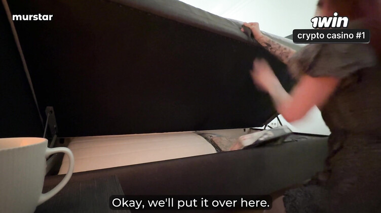 Пасынок выебал раком застрявшую под кроватью мачеху