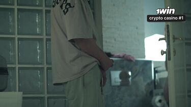 Отлизал и трахнул мачеху в номере отеля с двуспальной кроватью