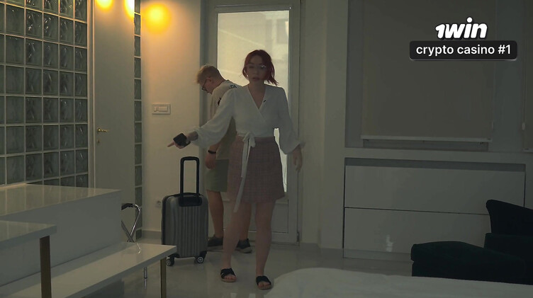 Отлизал и трахнул мачеху в номере отеля с двуспальной кроватью