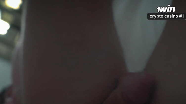 Отлизал и трахнул мачеху в номере отеля с двуспальной кроватью