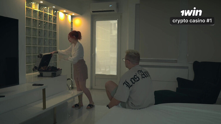 Отлизал и трахнул мачеху в номере отеля с двуспальной кроватью