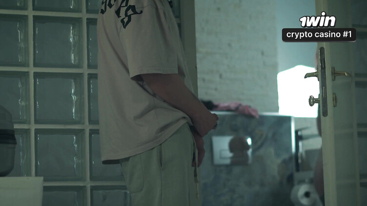 Отлизал и трахнул мачеху в номере отеля с двуспальной кроватью