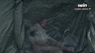 Поймал на мастурбации и трахнул мачеху в палатке в лесу