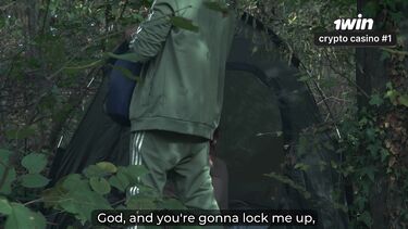 Поймал на мастурбации и трахнул мачеху в палатке в лесу