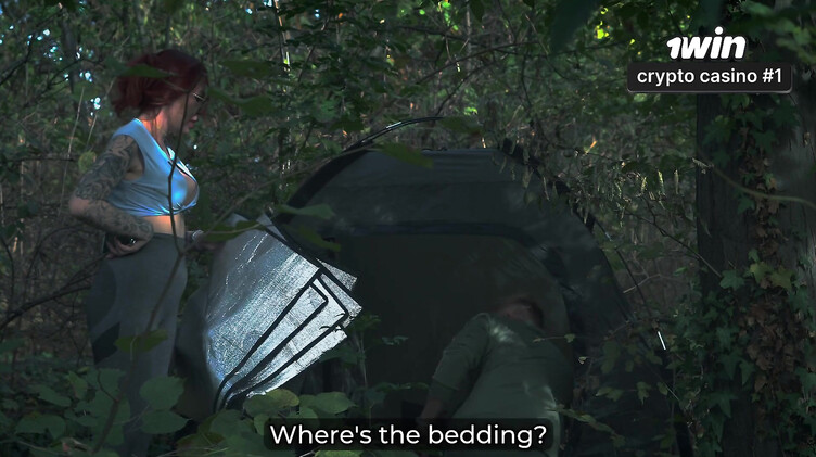 Поймал на мастурбации и трахнул мачеху в палатке в лесу