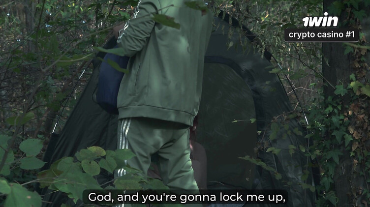 Поймал на мастурбации и трахнул мачеху в палатке в лесу