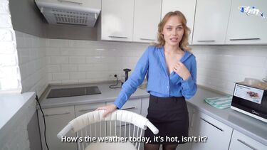 Мама друга соблазняет на перепихон на кухне