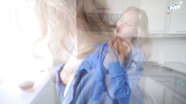 Мама друга соблазняет на перепихон на кухне