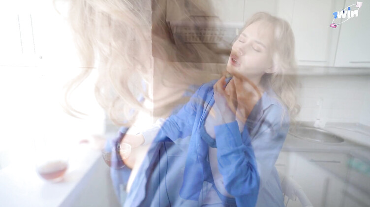 Мама друга соблазняет на перепихон на кухне