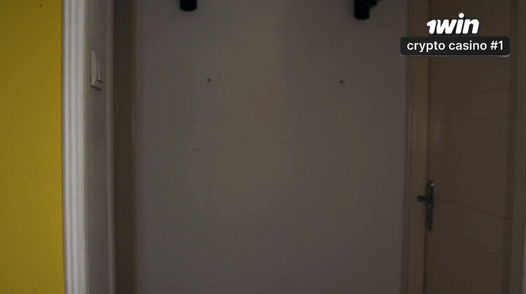 Натянул тетю Тому, пока мать в соседней комнате