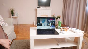 Делал футмассаж мачехе, и она подрочила ножками мой член