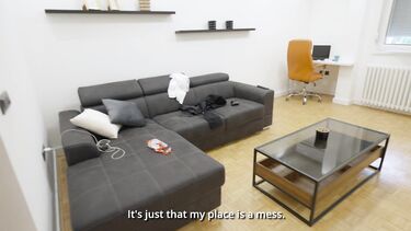 Молодая замужняя репетиторша трахается со своим студентам у него дома