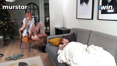 Тихо ебет подругу, пока жена спит рядом