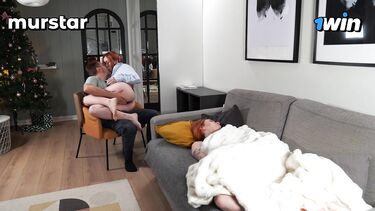 За щеку: Тихо ебет подругу, пока жена спит рядом