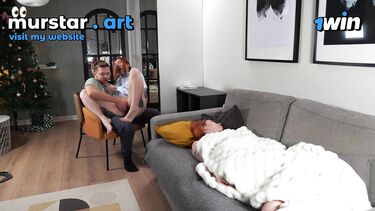 Тихо ебет подругу, пока жена спит рядом