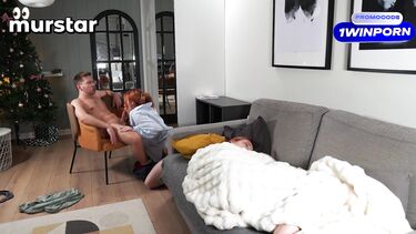 Подруга жены: Тихо ебет подругу, пока жена спит рядом