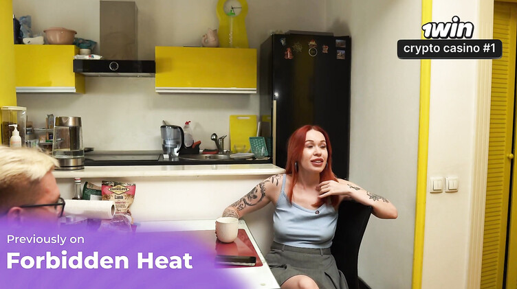 Мачеха с отвисшей грудью дрочит член пасынку в медицинских перчатках