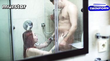 Утренний секс: Любительский утренний секс в душе с русской рыженькой красоткой Томой Мур