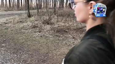 В парке: Русская в очках сосет член незнакомцу в загородном парке