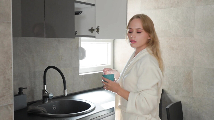 MariMoore: Заплатила сантехнику за ремонт минетом и розовой киской