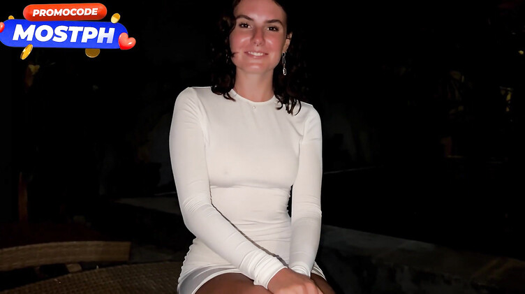 Золотой дождь на сиськи брюнетки из клуба после жаркой ебли в спальне