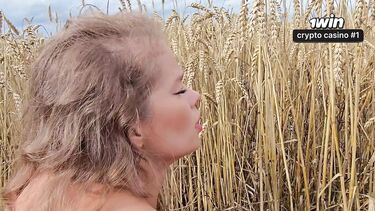 Фотограф трахнул русскую девку раком на природе и кончил ей в киску