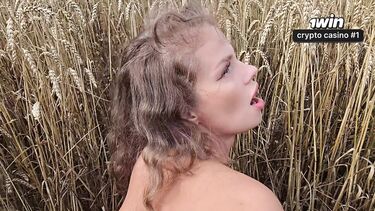 Фотограф трахнул русскую девку раком на природе и кончил ей в киску