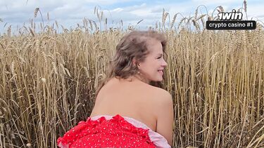 Фотограф трахнул русскую девку раком на природе и кончил ей в киску