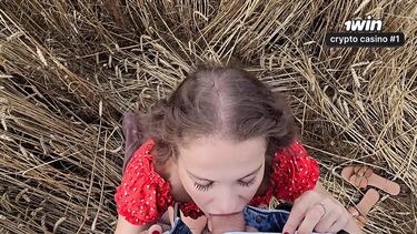 Фотограф трахнул русскую девку раком на природе и кончил ей в киску