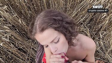 Фотограф трахнул русскую девку раком на природе и кончил ей в киску