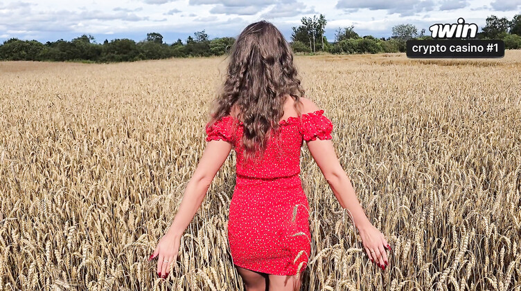 Фотограф трахнул русскую девку раком на природе и кончил ей в киску