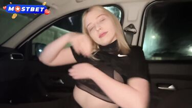 Шаловливая русская блондинка трахается в машине с бойфрендом