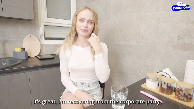 Русское порно: Ревнивая жена трахается с другом мужа, пока он отсыпается