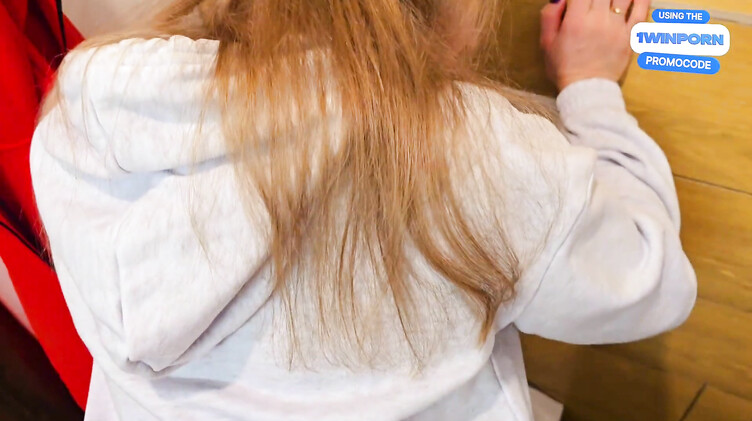 Русская жена шлюха трахается в туалете кафе с незнакомым мужиком