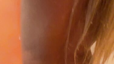 Сует хуй из жопы в пизду сквиртящей сучки