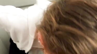 Русская сосет и трахается в туалете самолета