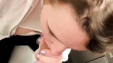 Русская сосет и трахается в туалете самолета