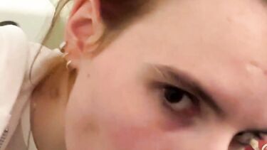 NASHIDNI: Русская сосет и трахается в туалете самолета