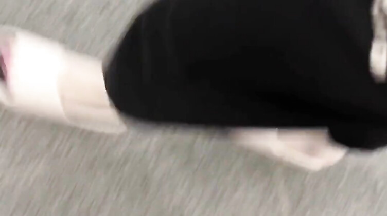 Русская сосет и трахается в туалете самолета