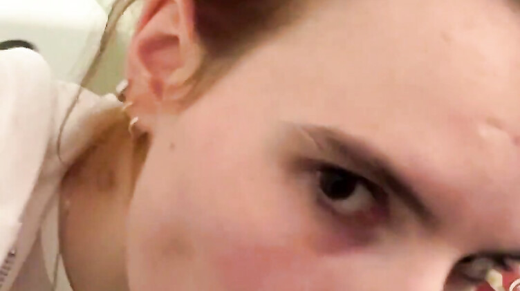 В самолете: Русская сосет и трахается в туалете самолета