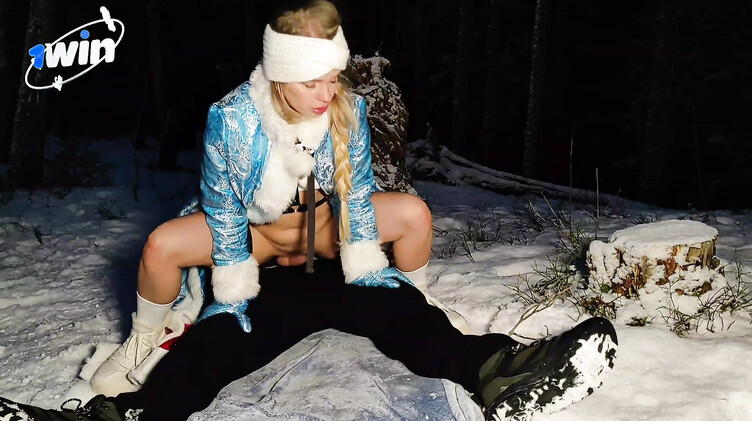 Музыкальный порно клип с трахающейся в лесу русской Снегурочкой