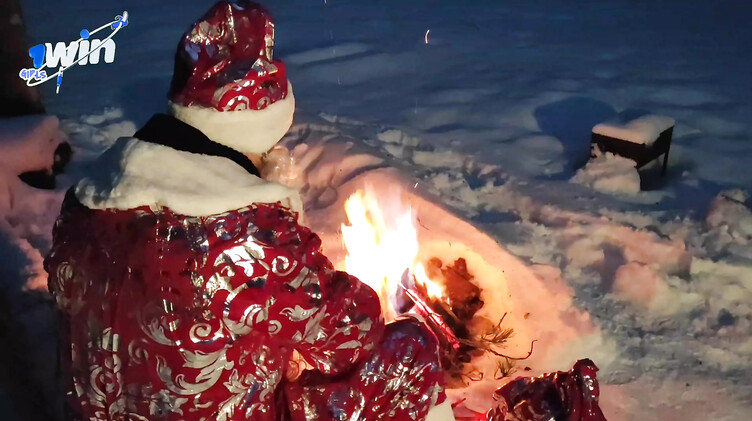 Музыкальный порно клип с трахающейся в лесу русской Снегурочкой