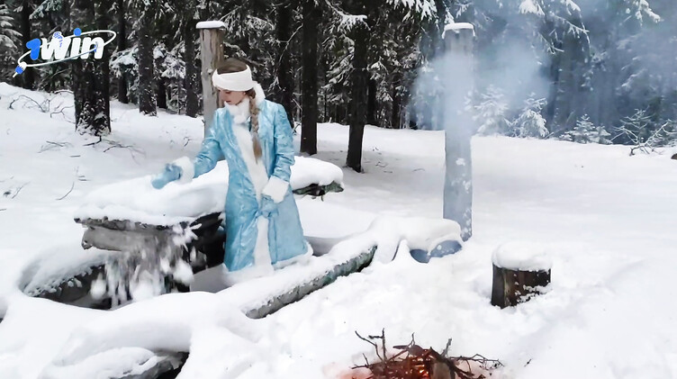 Музыкальный порно клип с трахающейся в лесу русской Снегурочкой
