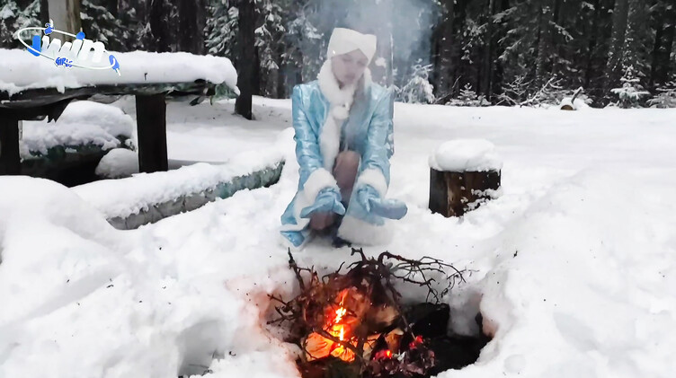 Музыкальный порно клип с трахающейся в лесу русской Снегурочкой