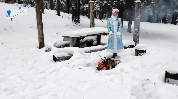 Музыкальный порно клип с трахающейся в лесу русской Снегурочкой