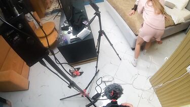 Актеры трахают Милу Рэй в очко и киску в бэкстейдже со съемок порно