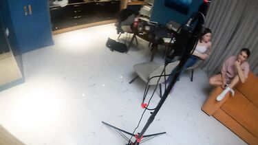 Актеры трахают Милу Рэй в очко и киску в бэкстейдже со съемок порно