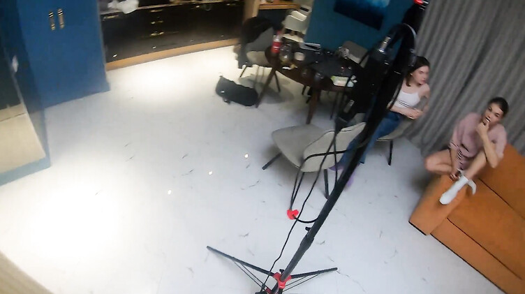 Актеры трахают Милу Рэй в очко и киску в бэкстейдже со съемок порно