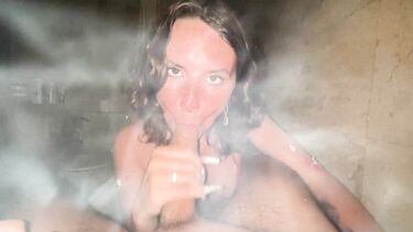 NASHIDNI: Курит кальян и трахается с парнем в ванне с лепестками роз