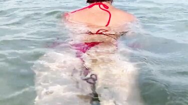 Девушка в купальнике отдыхая на море дрочит под водой член бойфренда